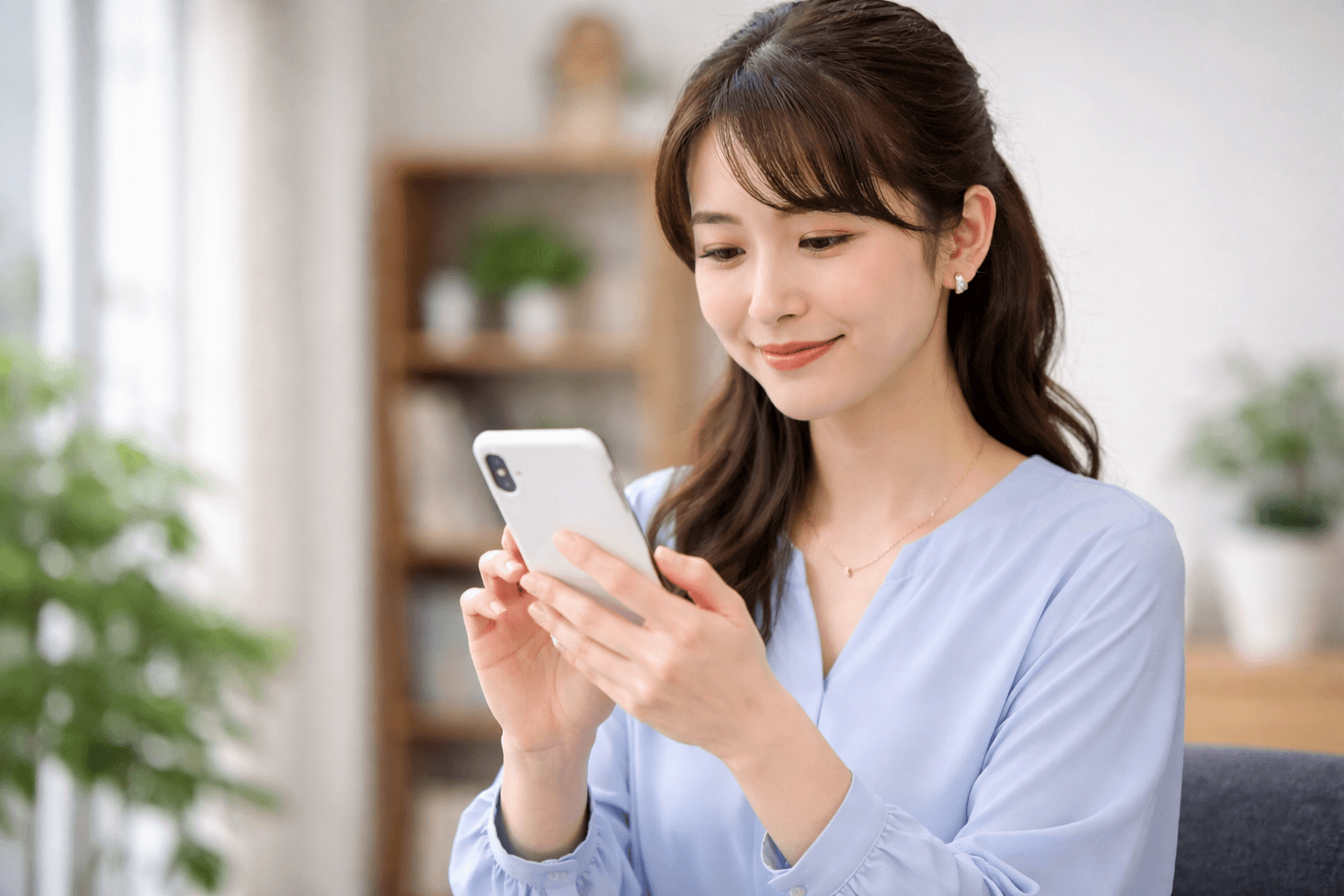 スマホを見ている女性